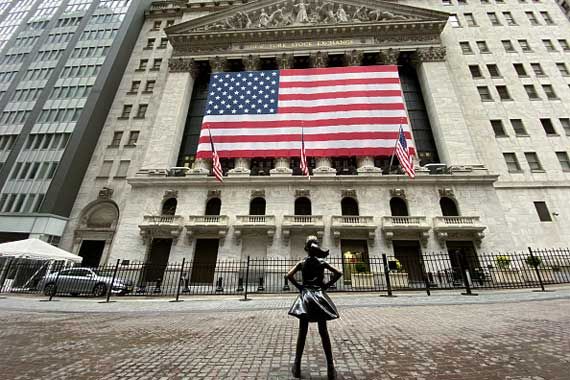 Une statue de fille devant un immeuble de la Bourse de New York.