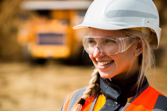 Une employée d'une mine devant un camion