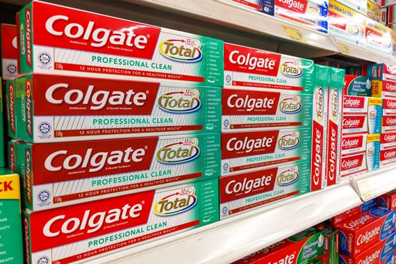 Du dentifrice de la marque Colgate