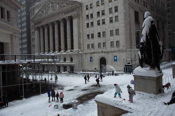 Une vue extérieure de Wall Street, à New York