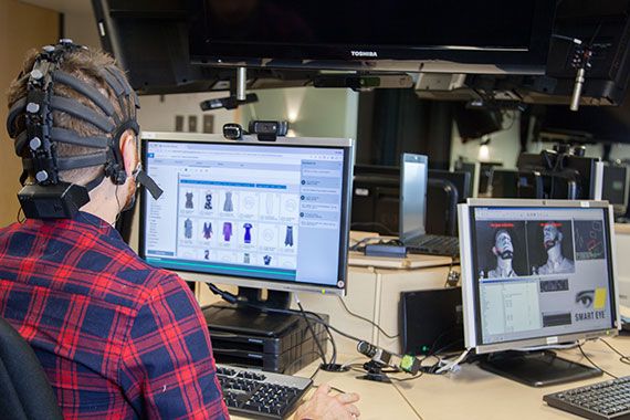 homme avec casque avec électrodes Tech3Lab