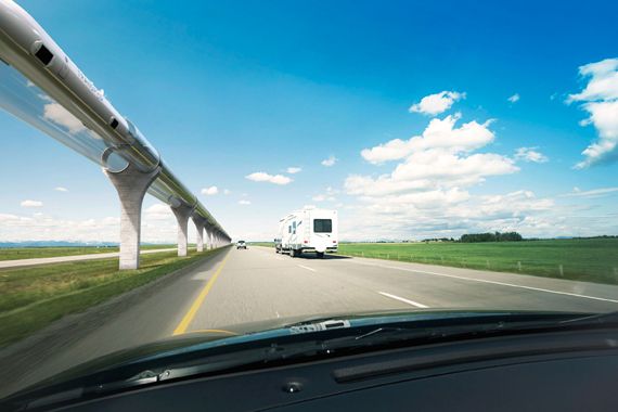 Un tube d'un train Hyperloop longe une autoroute bordée de champs verts.