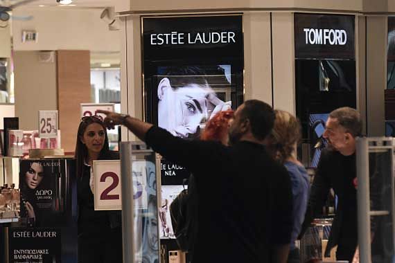 Un kiosque Estée Lauder dans un magasin à grande surface