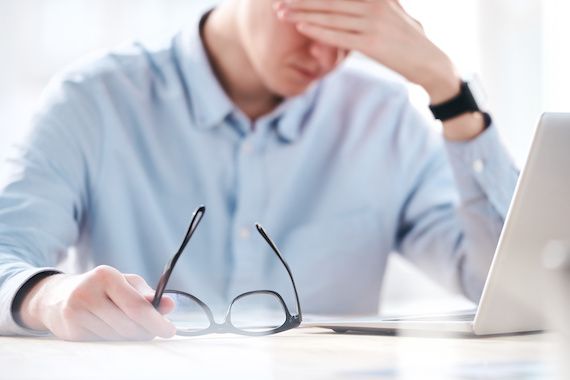 Un homme fatigué devant son ordinateur