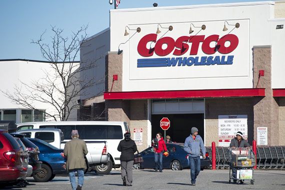 Vue extérieure d'un magasin Costco.