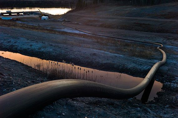 Un tuyau dans un champ pétrolifère