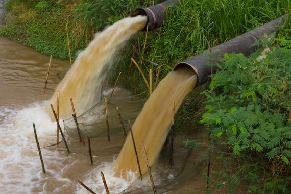 Des eaux usées qui se déversent dans un cours d'eau.