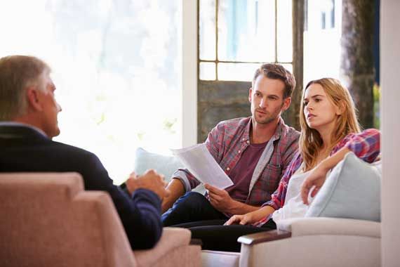 Un couple qui se fait expliquer leur régime de retraite.