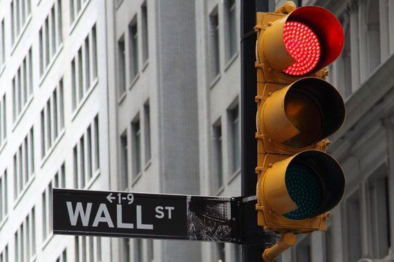 Une vue extérieure de Wall Street, à New York.