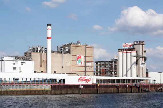 Une usine sur le bord de l'eau