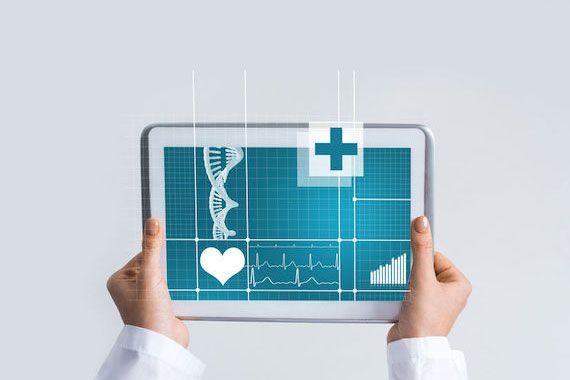 Sur une tablette qu'un médecin tient, on voit des indicateurs de signes vitaux.