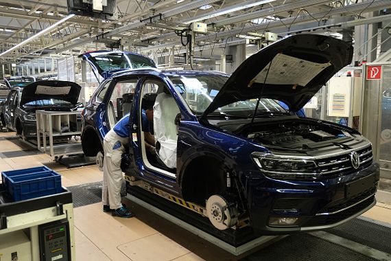 Une voiture sur une ligne de montage de Volkswagen