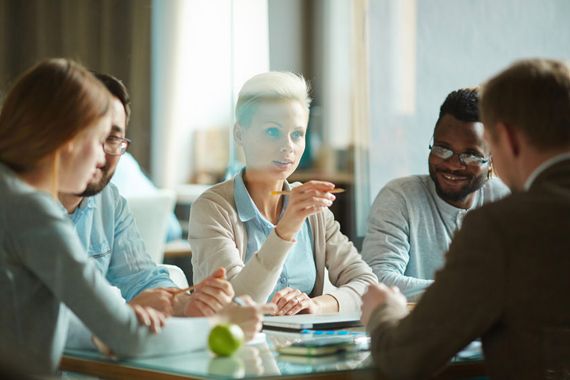 Une femme discute dans un meeting avec ses collègues.