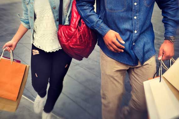 Un homme et une femme transportant des sacs.