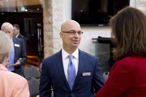 Un homme parle avec deux femmes