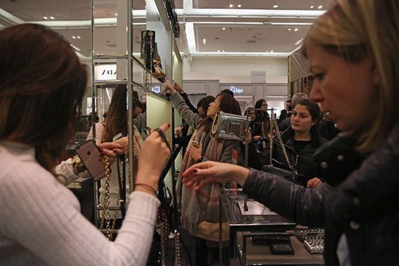 Des femmes dans un magasin