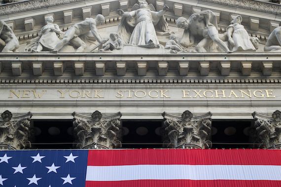 Une vue extérieure de Wall Street, à New York.