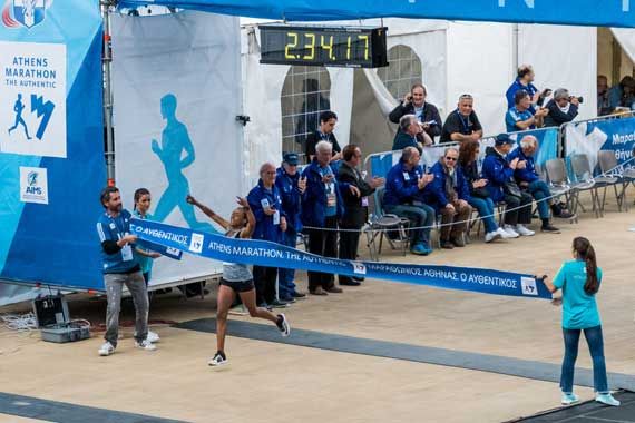 Une marathonienne qui franchit la ligne d'arrivée.