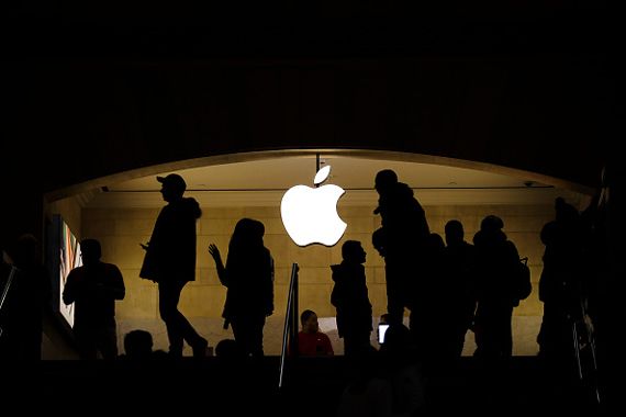 Des gens marchent devant un magasin d'Apple