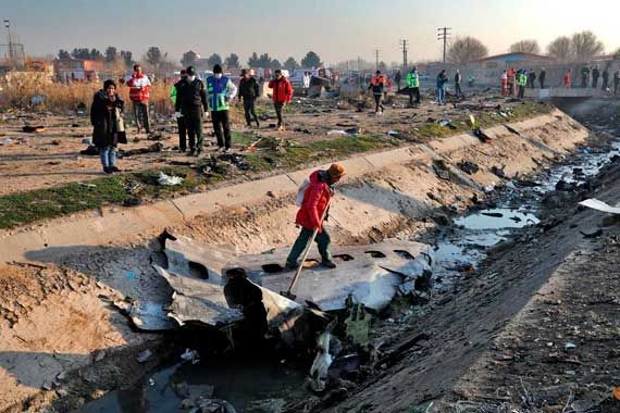 Des gens qui fouillent les décombres après un écrasement d'avion.