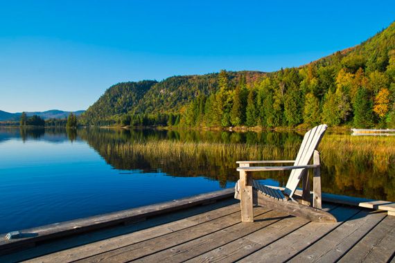 Un chaise adirondack sur le bord d'un quai