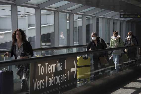 Des gens dans un terminal aéroportuaire.