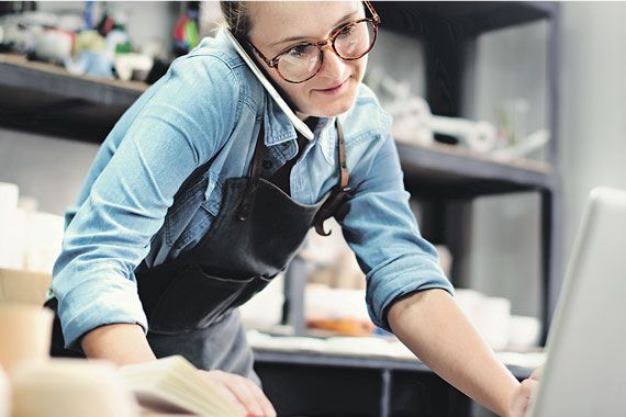 Une femme consulte un ordinateur.