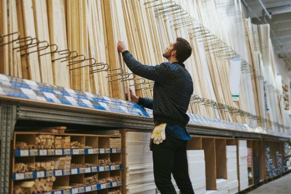 Un employé travaille dans une quincaillerie.