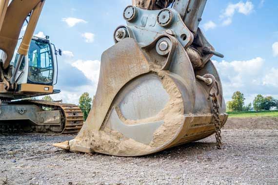 Une pelle mécanique sur un chantier de construction.