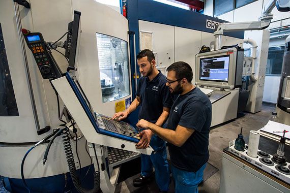 Deux hommes dans une usine