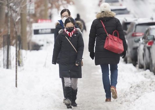 Des gens marchent dans la rue enneignée