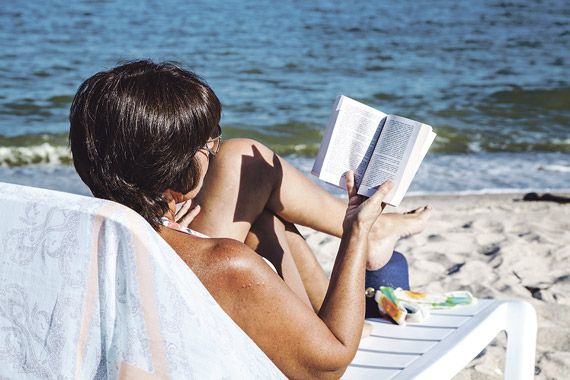 Une femme sur le bord de la plage.