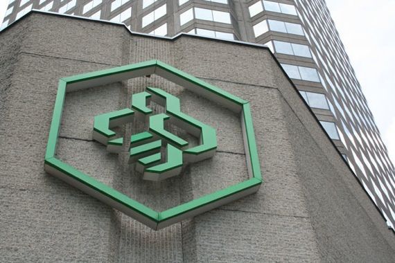 Le logo de Desjardins devant le Complexe Desjardins à Montréal.