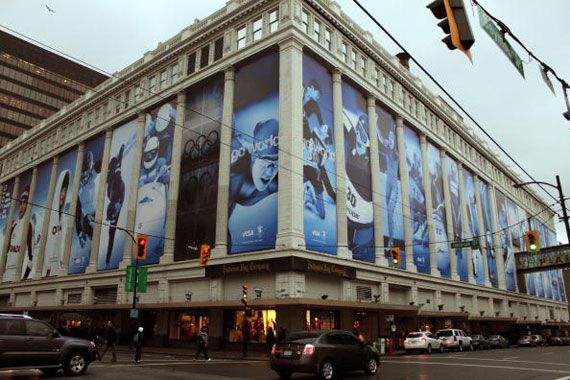 La façade d'un magasin La Baie.