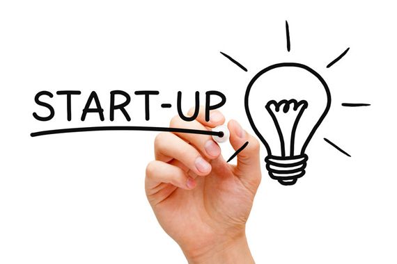 Une personne qui écrit Start-up