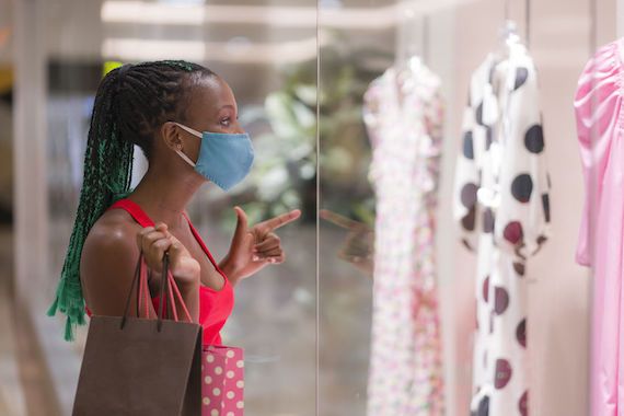 Une jeune femme regarde des vêtements