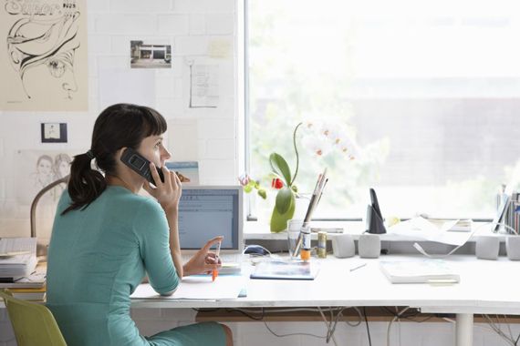 Une femme parle au téléphone