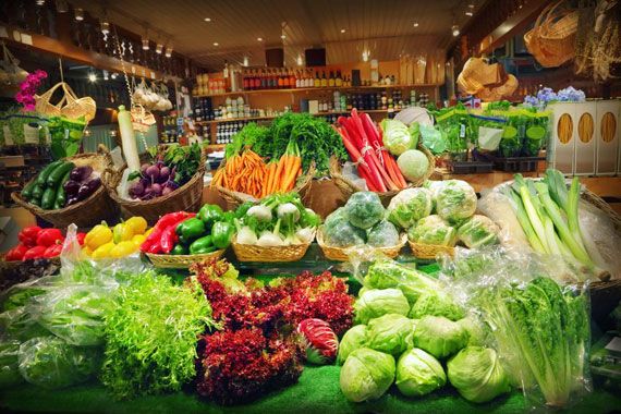 Un comptoir de légumes dans une épicerie.