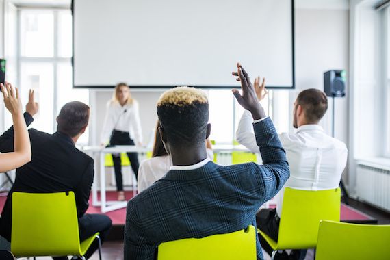 Une femme donne une présentation