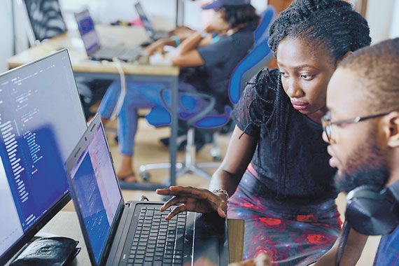 Étudiants en ingénierie travaillant à l'ordinateur