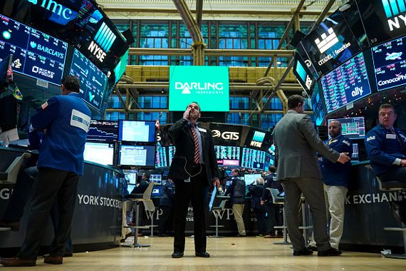 Un homme regarde des écrans à la Bourse de New York.