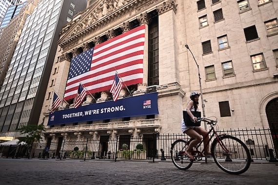 Une vue extérieure de Wall Street, à New York.