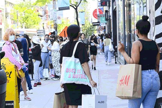 Des gens dans une rue commerciale.