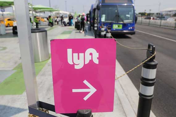 Une pancarte avec le logo de Lyft.