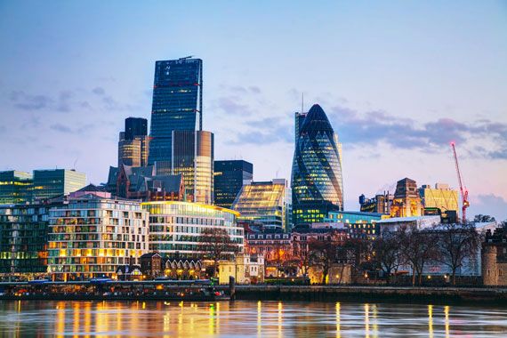 Des tours de bureaux à Londres sur le bord de la Tamise