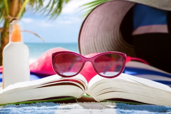 Livre et lunette fumée sur la plage