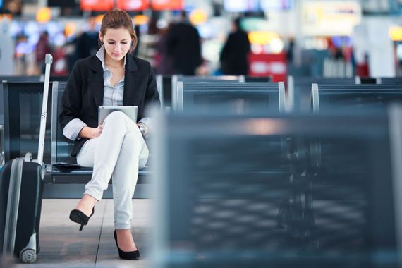 Une femme attend à l'aéroport.