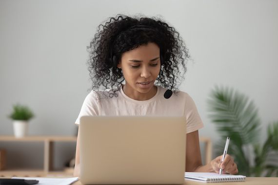 Une femme suit un cours à distance