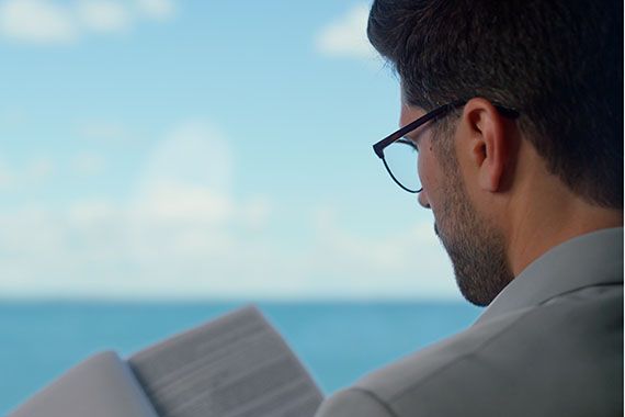 Une personne qui lit un livre.