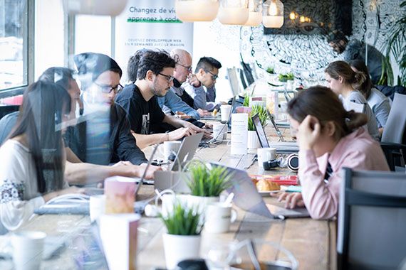 Étudiants dans espace de coworking La Gare